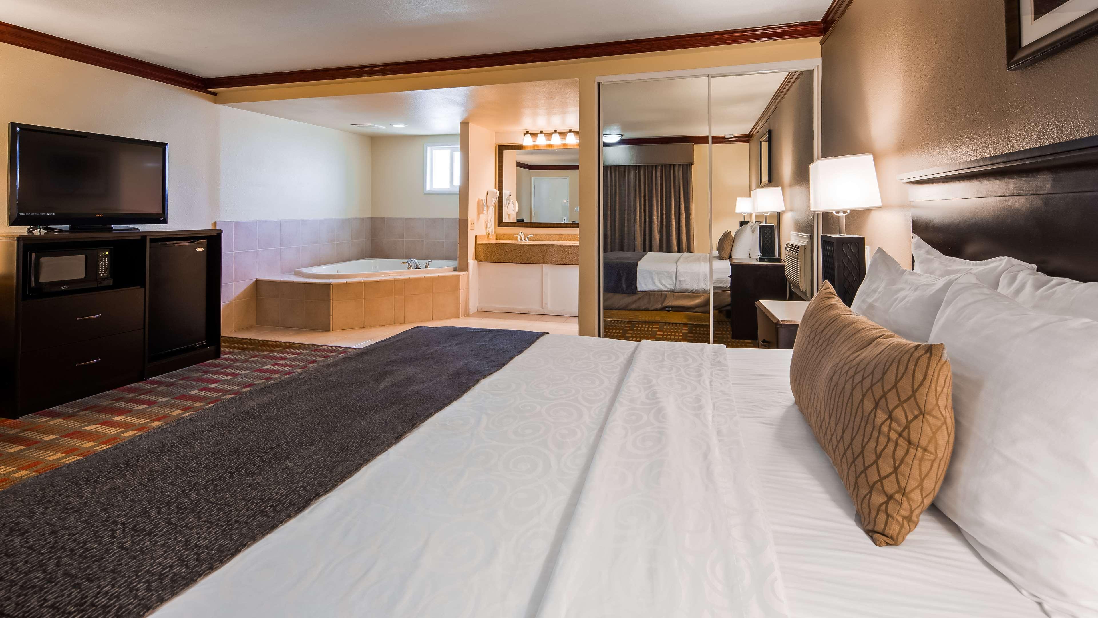 Best Western Garden Villa Inn Роузберг Экстерьер фото