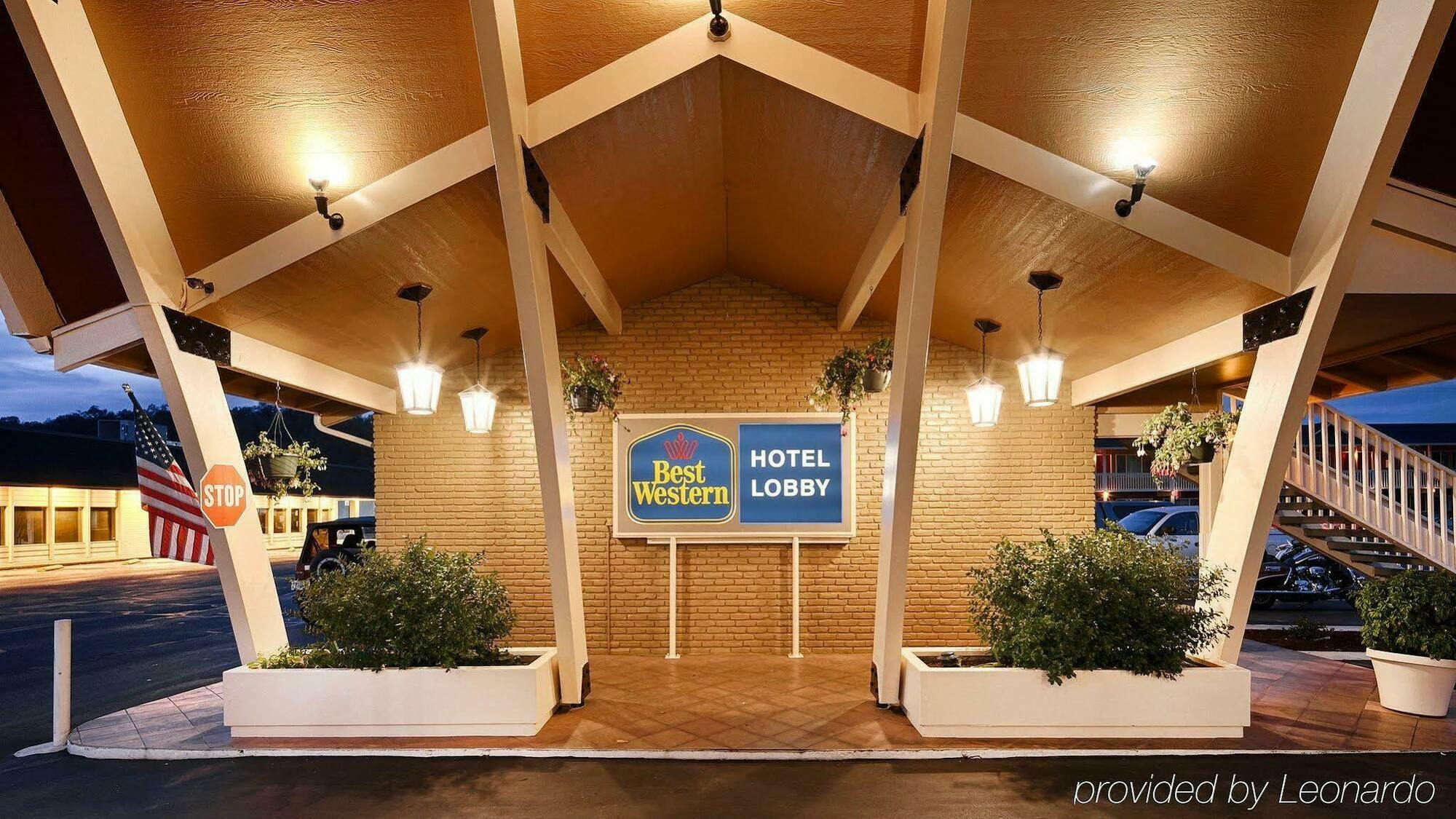 Best Western Garden Villa Inn Роузберг Экстерьер фото